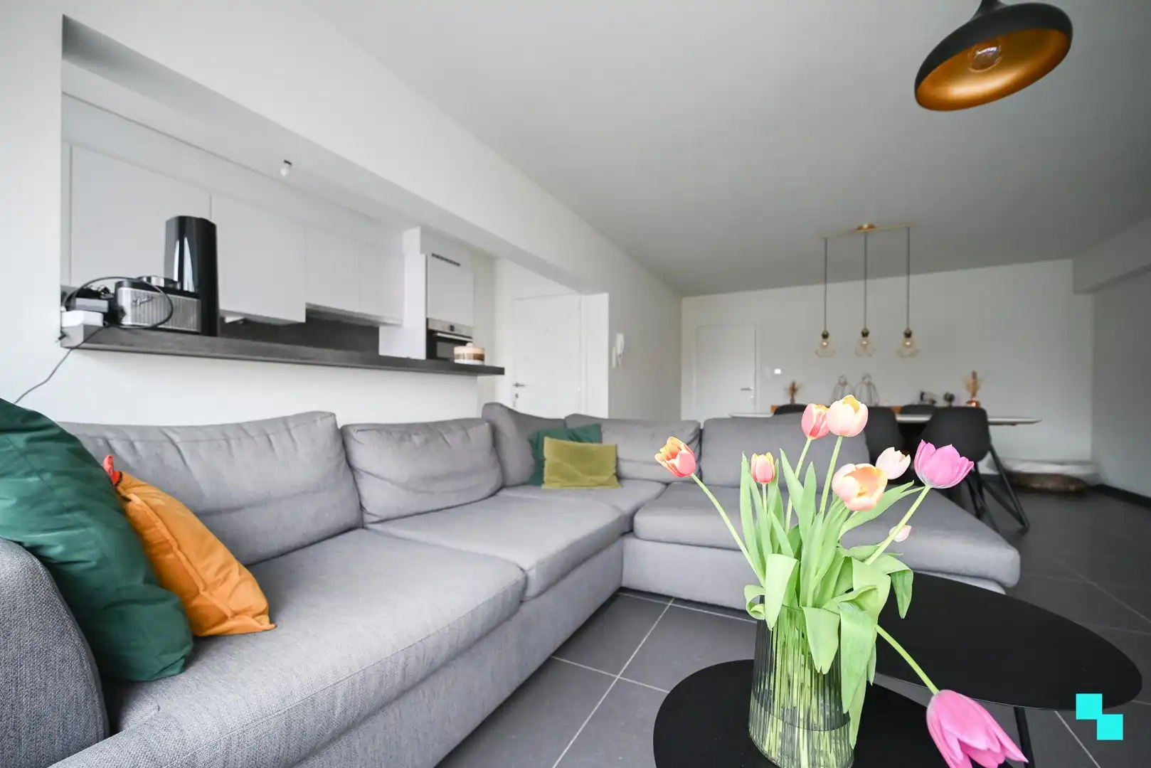 Verrassend ruim en compleet gerenoveerd appartement in hartje Izegem foto 3