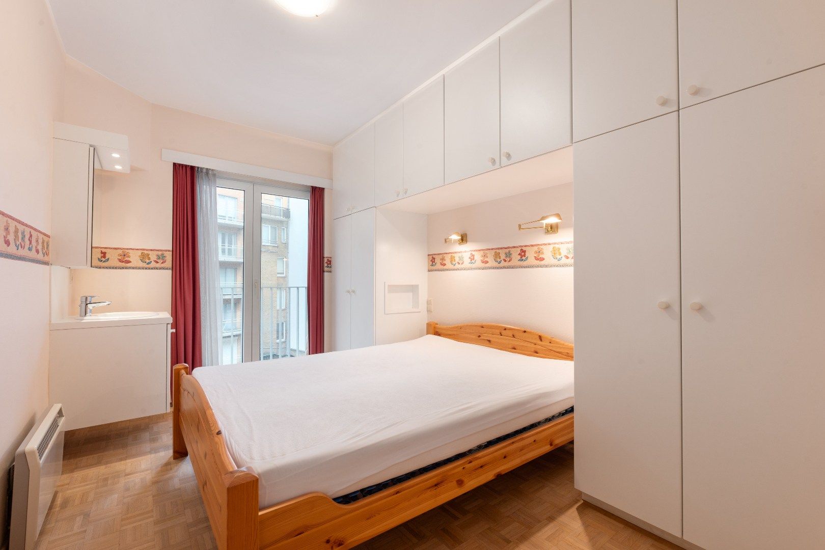 Ruim en lichtrijk appartement met 3 slaapkamers en zijdelings zeezicht vlakbij het Casino. foto 8