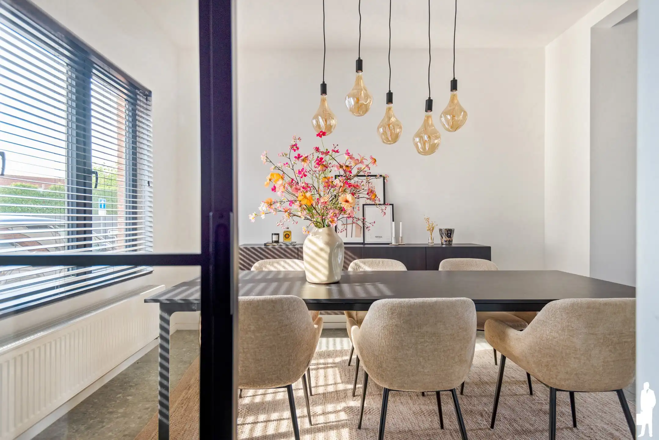Smaakvol gerenoveerde woning met 3 slaapkamers en mooie tuin foto 2