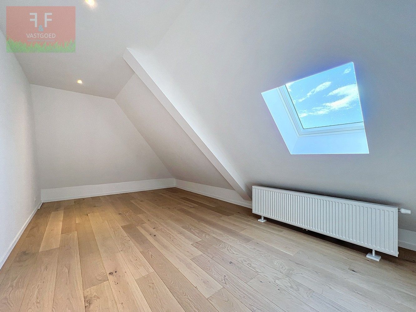 Compleet vernieuwde woning met een zee aan ruimte te koop in Sint-Lievens-Houtem foto 16