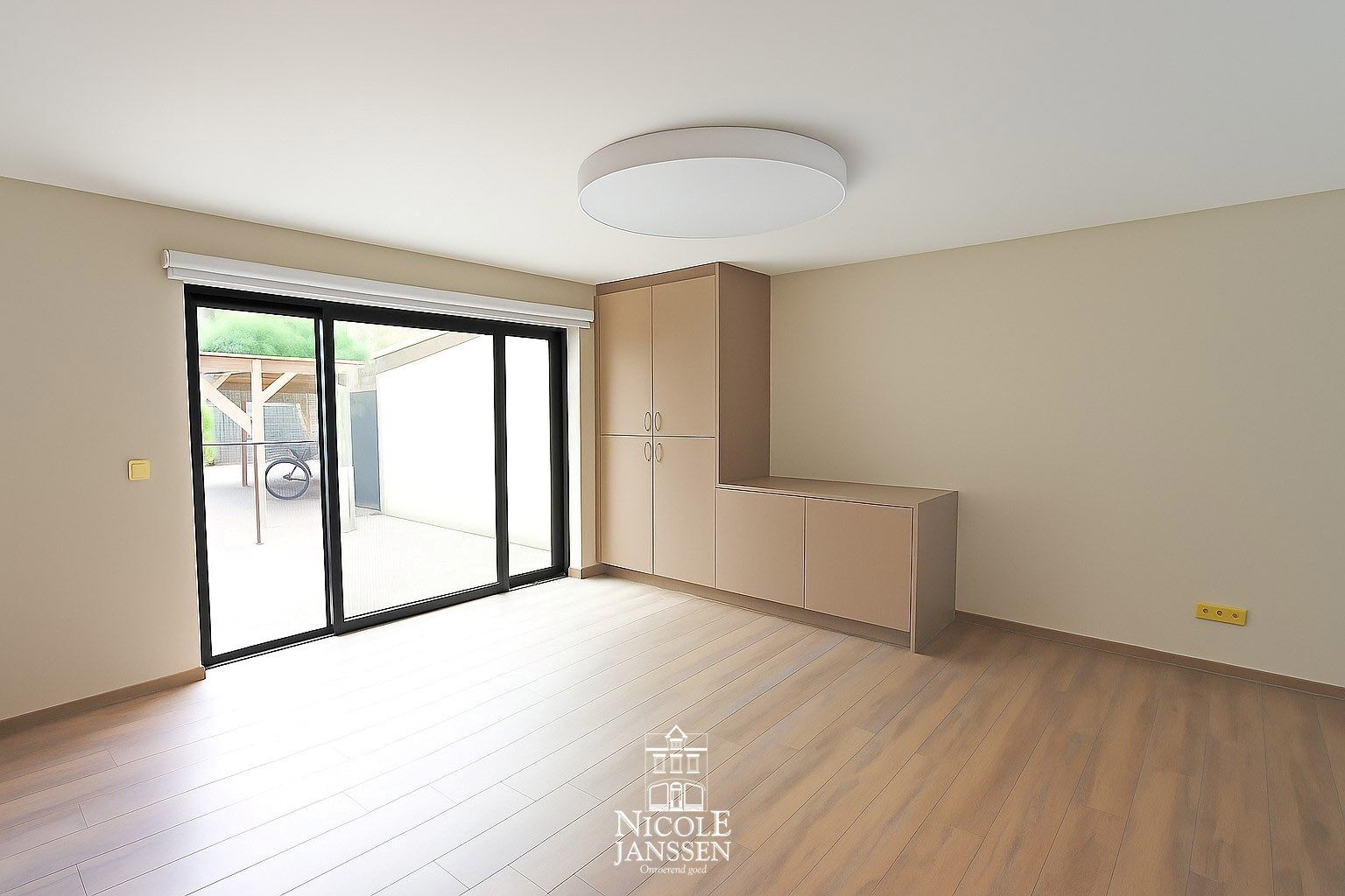 Instapklaar appartement met twee slaapkamers, tuintje en carport foto 4