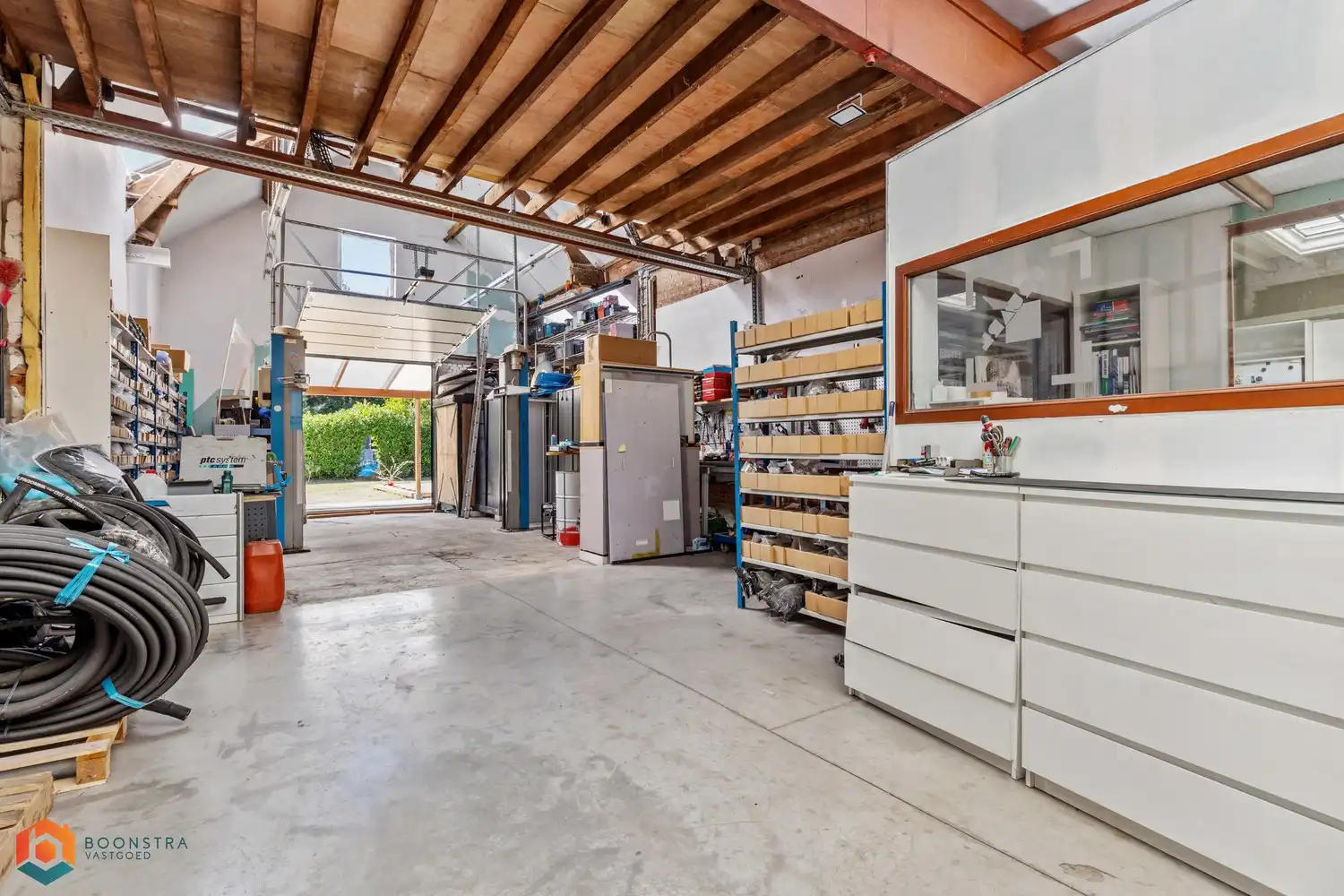 Ruime woning met handelsruimte en grote garage / werkplaats foto 12