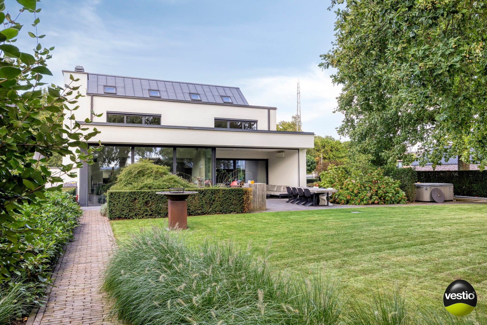 Luxueuze open bebouwing op mooi perceel van ca. 30 are. foto {{pictureIndex}}