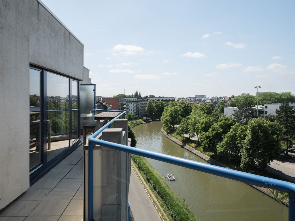 Licht op te frissen penthouse met 4 slaapkamers, meerdere zonneterrassen en een adembenemend uitzicht over de Leie en de Bijloke. Aankoop staanplaats. foto {{pictureIndex}}