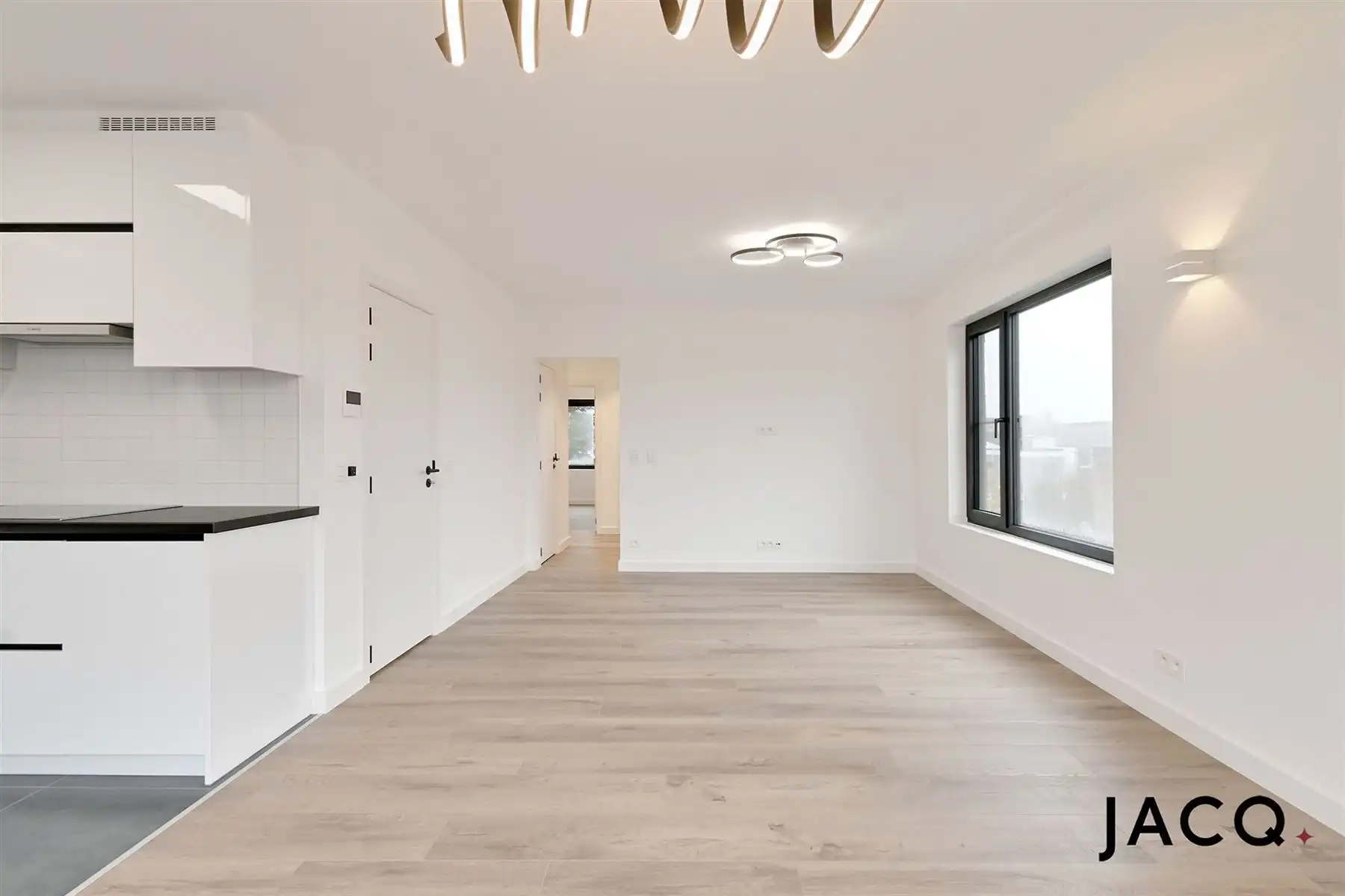 Gerenoveerd BEN-appartement te Berchem! foto 4