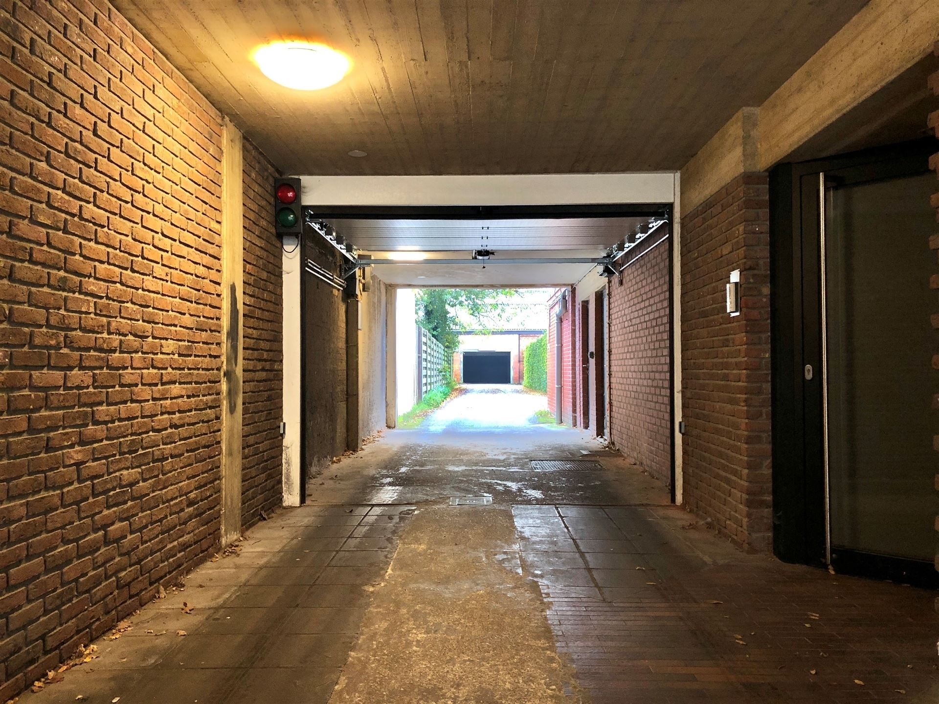 Zeer gunstig gelegen, ruime garagebox te koop helemaal in het centrum van de bruisende stad Mortsel. foto 10