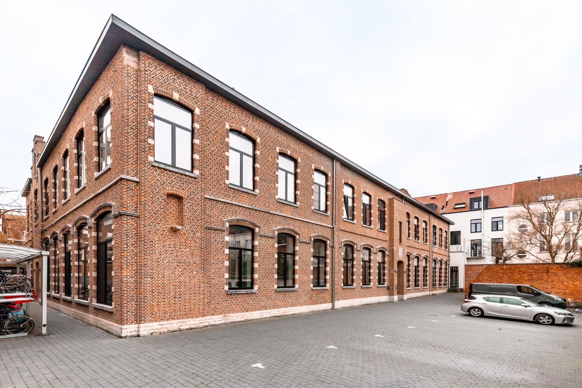 Bemeubelde studentenkamer met privé sanitair foto 15