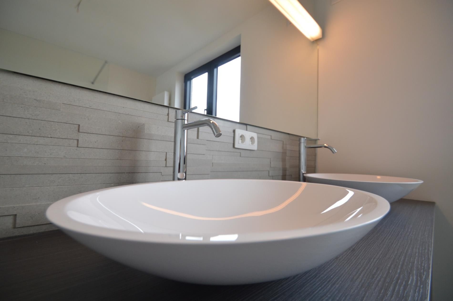 Stijlvol luxueus ingericht appartement met 2 slaapkamers en terras in hartje Hoeselt foto 17
