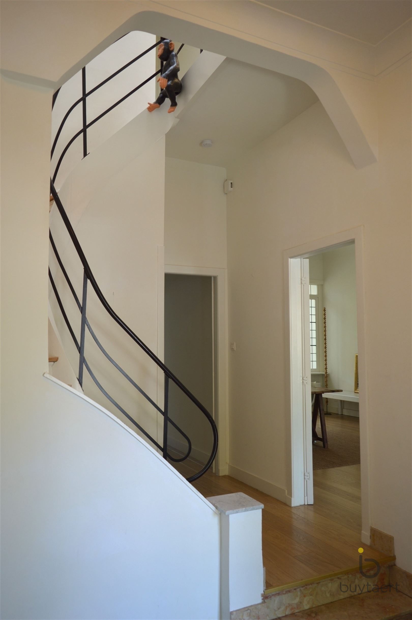 Karaktervolle art deco woning met vier slaapkamers en tuin midden in het welgekende "Pullhof" te Berchem. foto 8