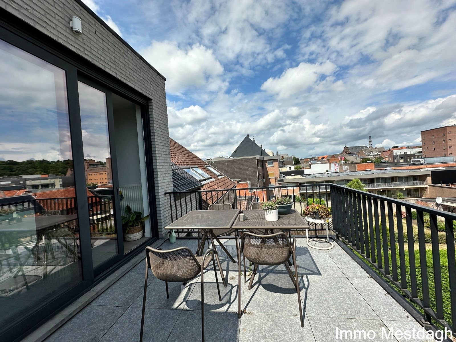 Duplex appartement op bovenste verdieping met terras & 3 slaapkamers in centrum Diest. foto 3