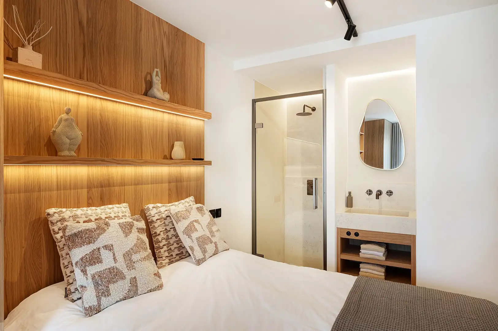 Lichtrijk gerenoveerd appartement op enkele stappen van de Dumortierlaan. foto 17