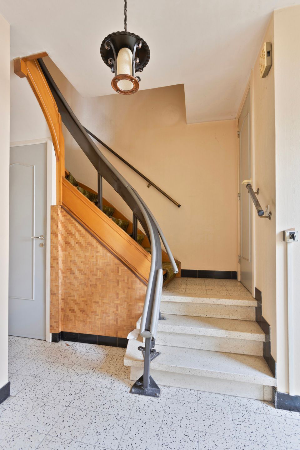 Te renoveren woning op centrale ligging foto 2