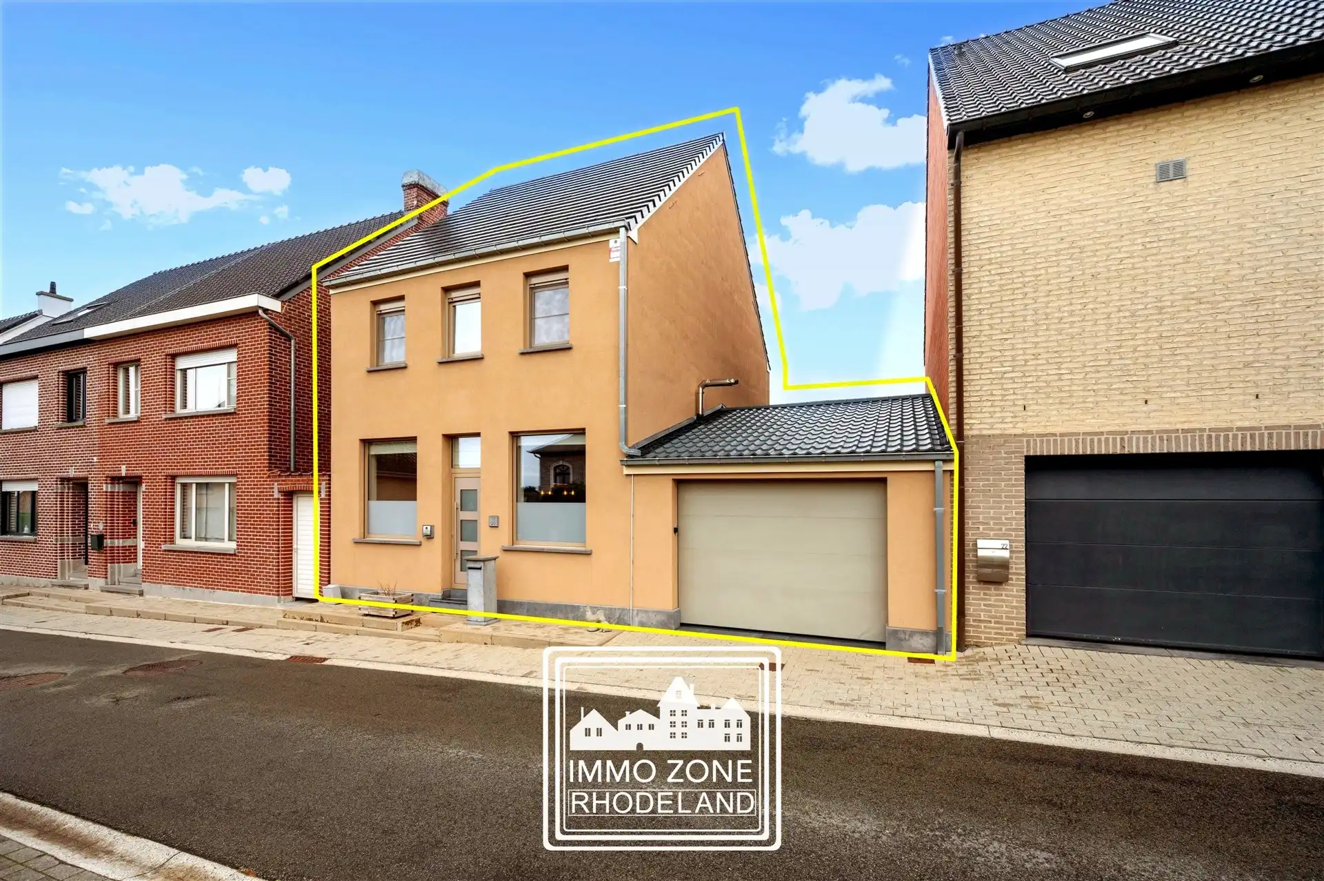 Knappe instapklare woning met 3 slpks, garage en mooie tuin  foto {{pictureIndex}}