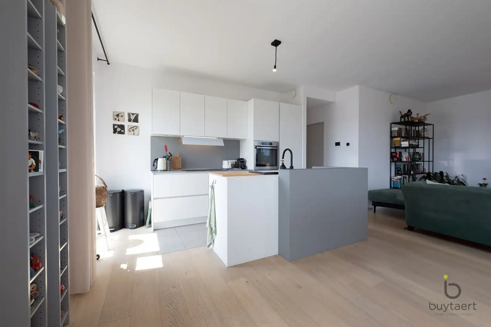 WONEN IN STIJL: een knap 2-slaapkamer appartement op de 3de verdieping met terras te Deurne-Zuid! foto 11