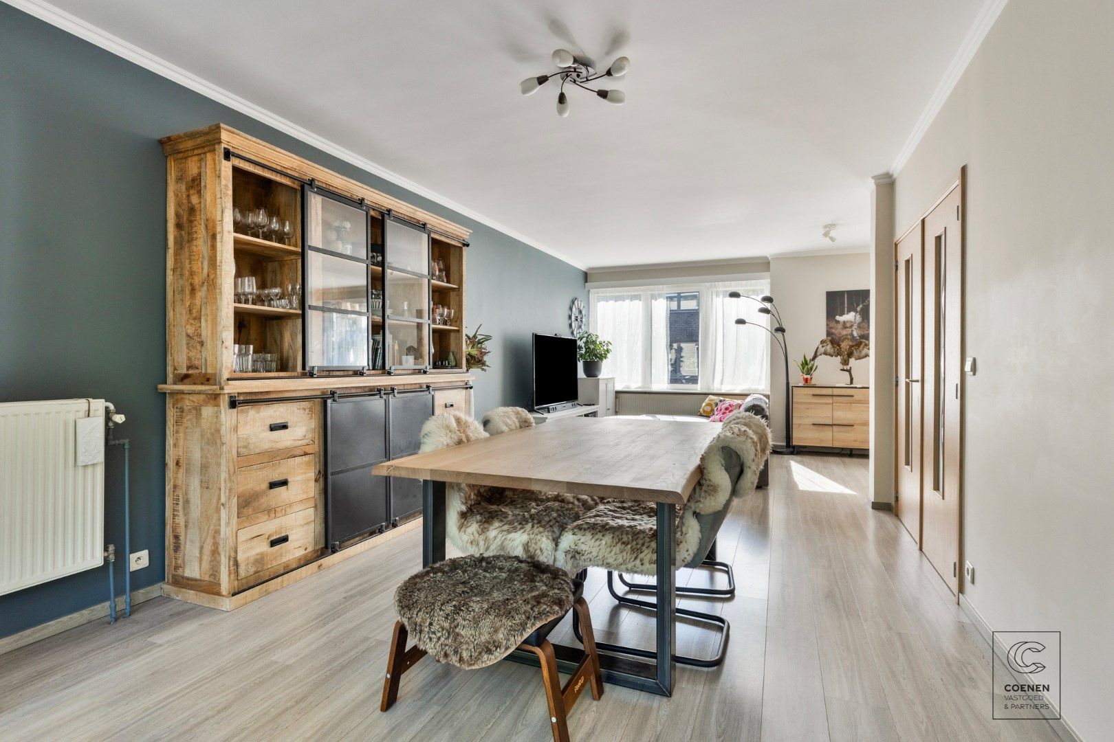 Instapklare bel-étage woning van 158 m² met drie slaapkamers op toplocatie te Linkeroever! foto 3