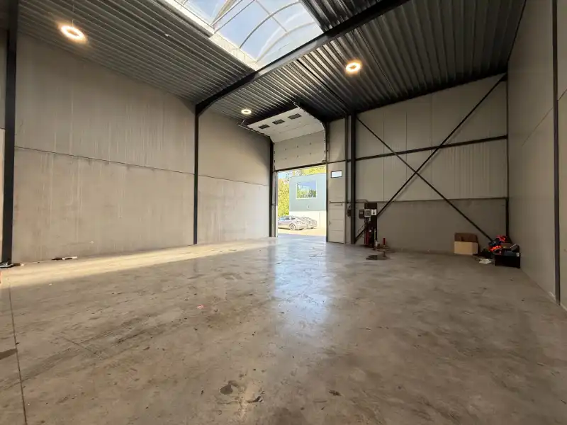 Magazijn/KMO-unit van 262 m² te huur met parkeerplaats foto 4