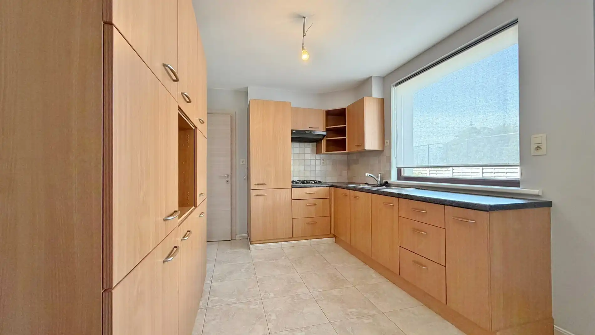 Goed onderhouden halfopen woning met 4 slaapkamers, zonnige tuin en garage. foto 4