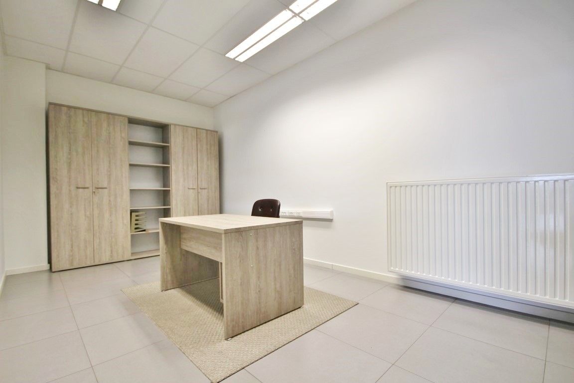 Instapklaar handelspand met magazijn op toplocatie in Sint-Truiden foto 16