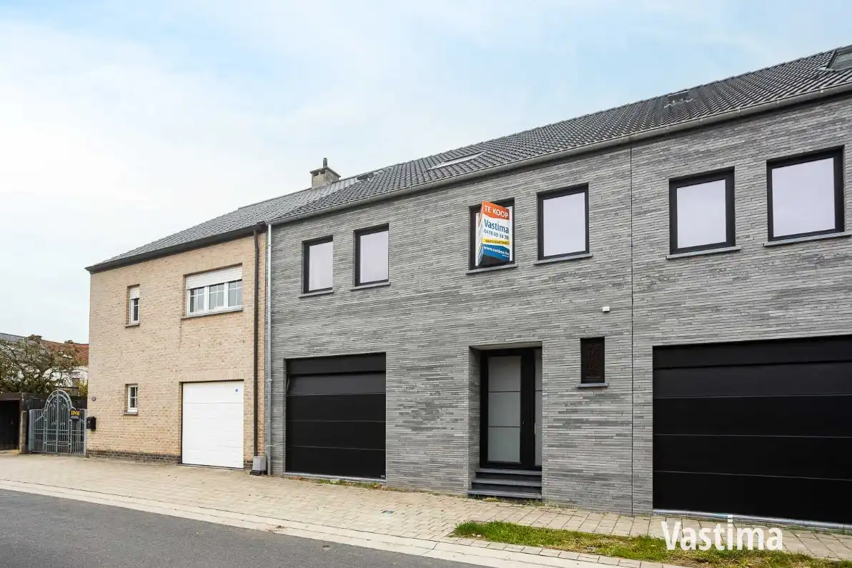 Nieuwbouw gesloten woning met 3 slaapkamers, garage en tuin foto {{pictureIndex}}