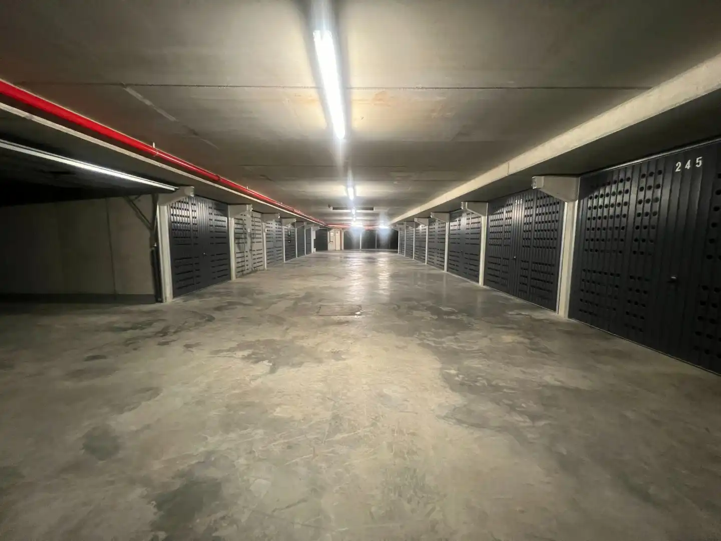 Gesloten garagebox centraal gelegen in het Zoute foto 2