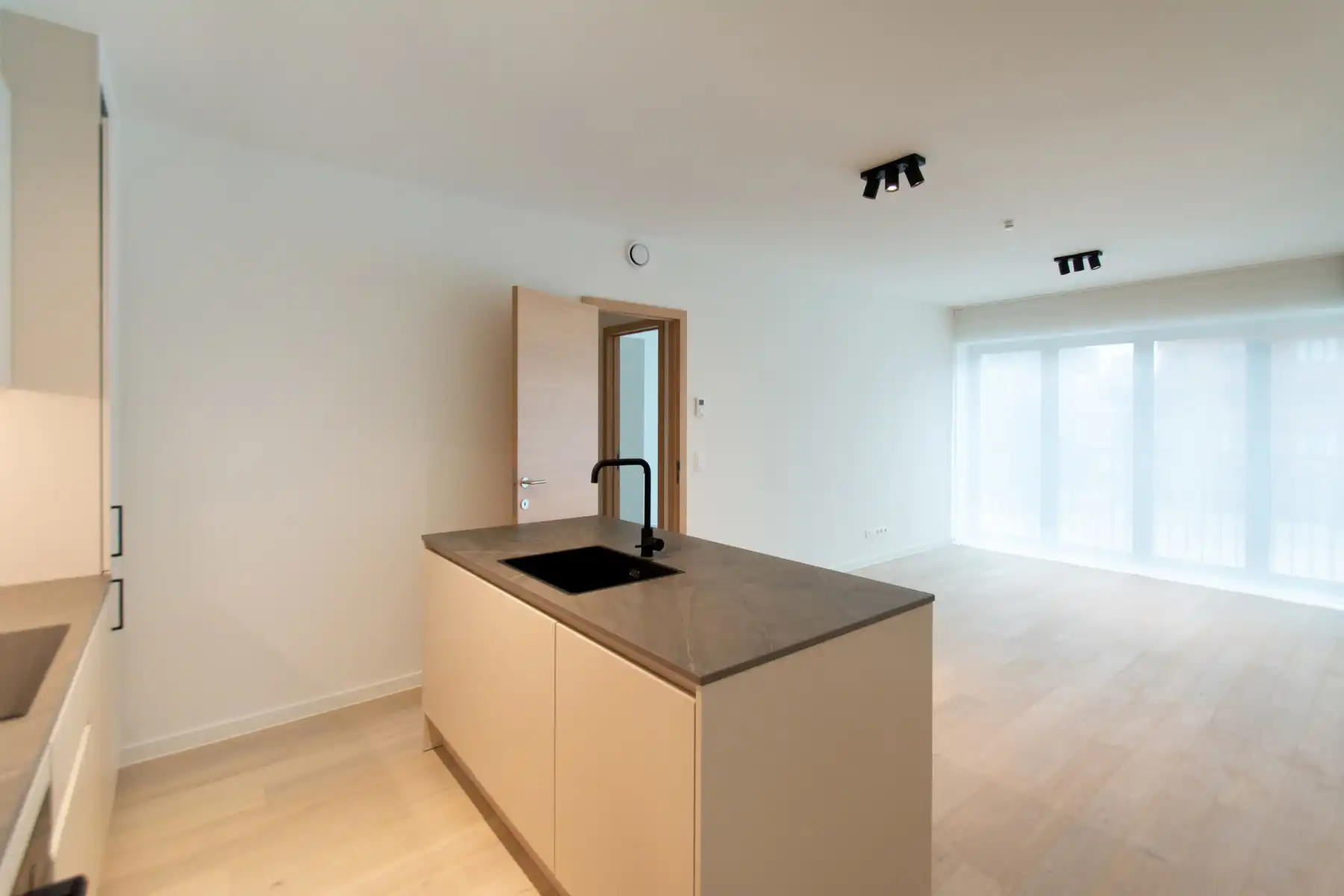 Lichtrijk nieuwbouwappartement met 2k en terras foto 3