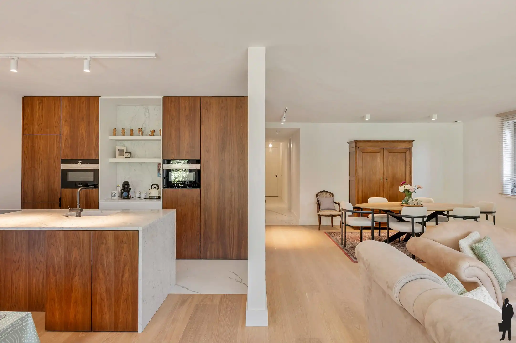 Ruim luxueus afgewerkte gelijkvloers appartement (2019) met tuin en garagebox!  foto {{pictureIndex}}