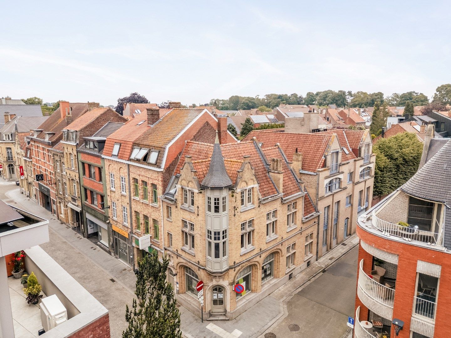 OPBRENGSTEIGENDOM/VAKANTIEWONING MET 4 ENTITEITEN IN HET CENTRUM foto 2