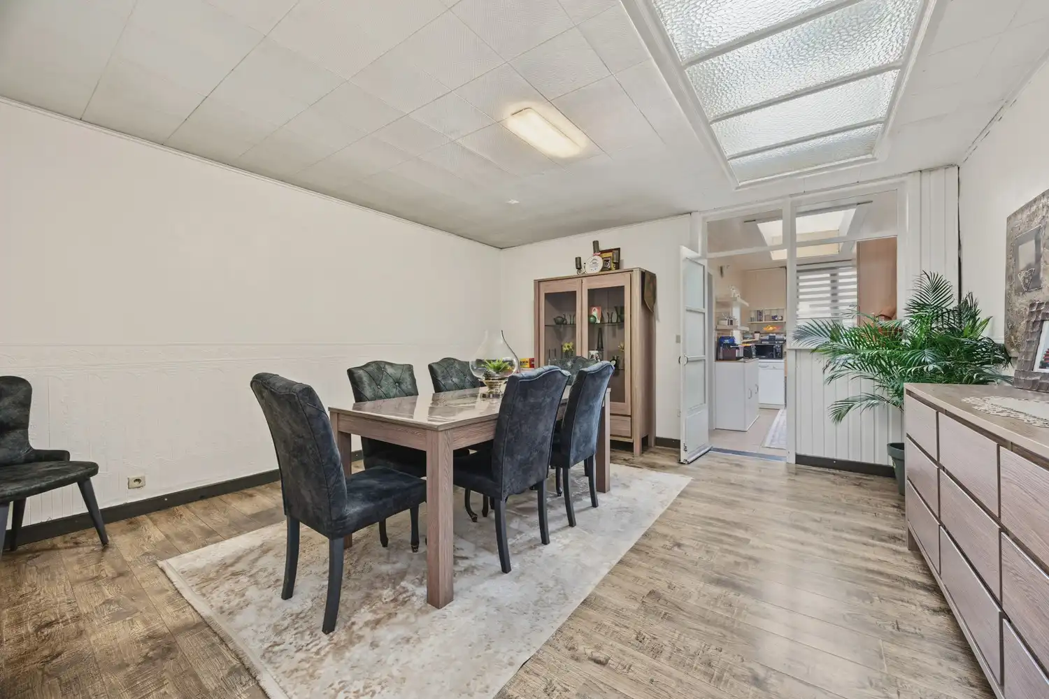 Te renoveren woning met 5 slaapkamers, 2 badkamers en ruime tuin! foto 8