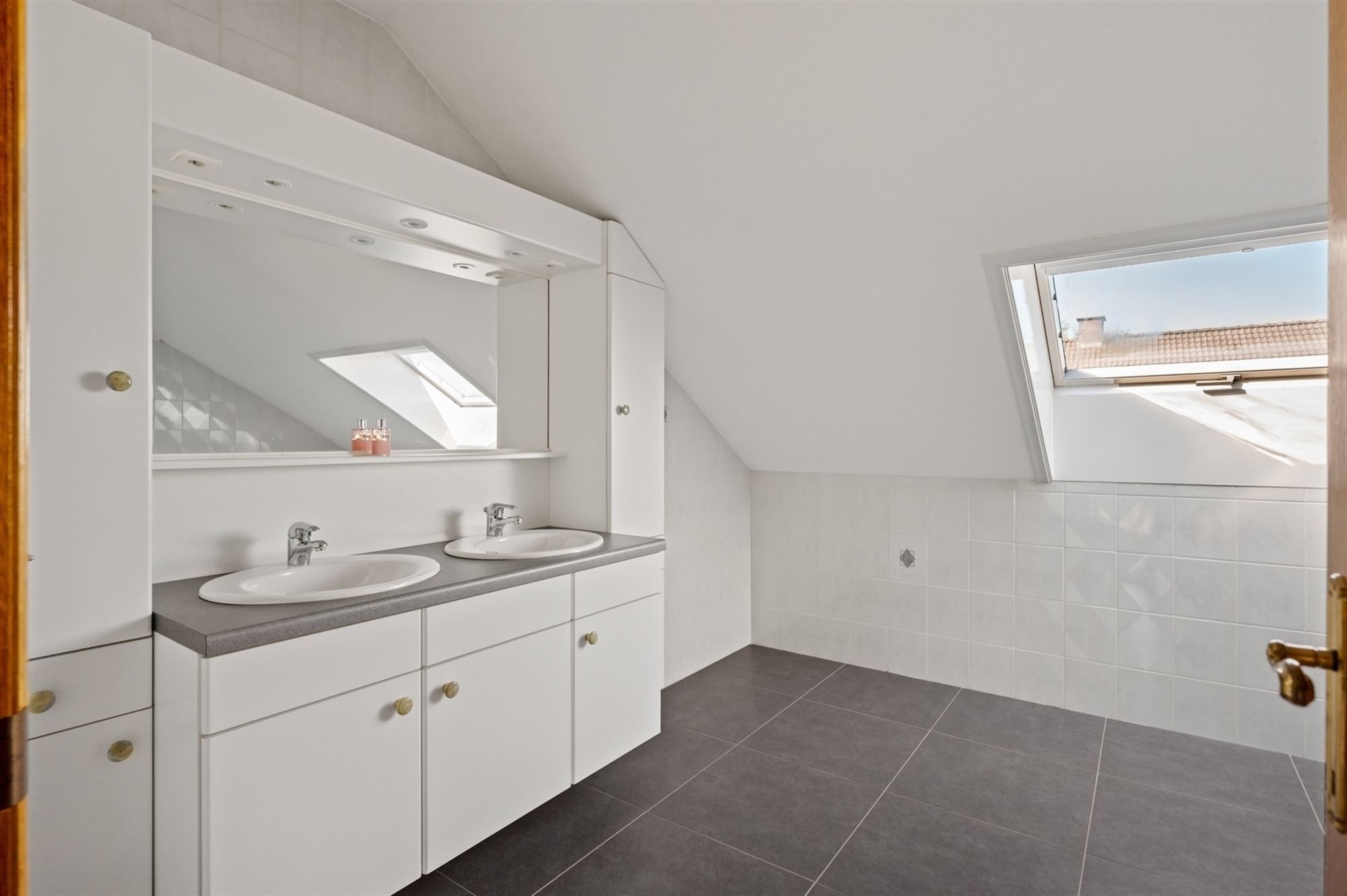 Standigvolle woning met bijgebouw te Putte foto 8