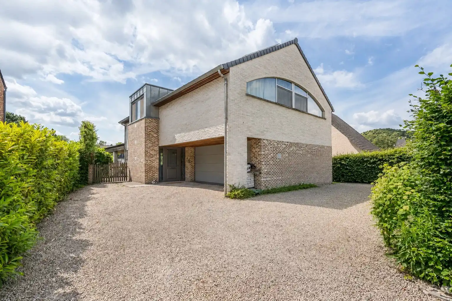 Ruime gezinswoning met 4 slaapkamers te Stal foto {{pictureIndex}}