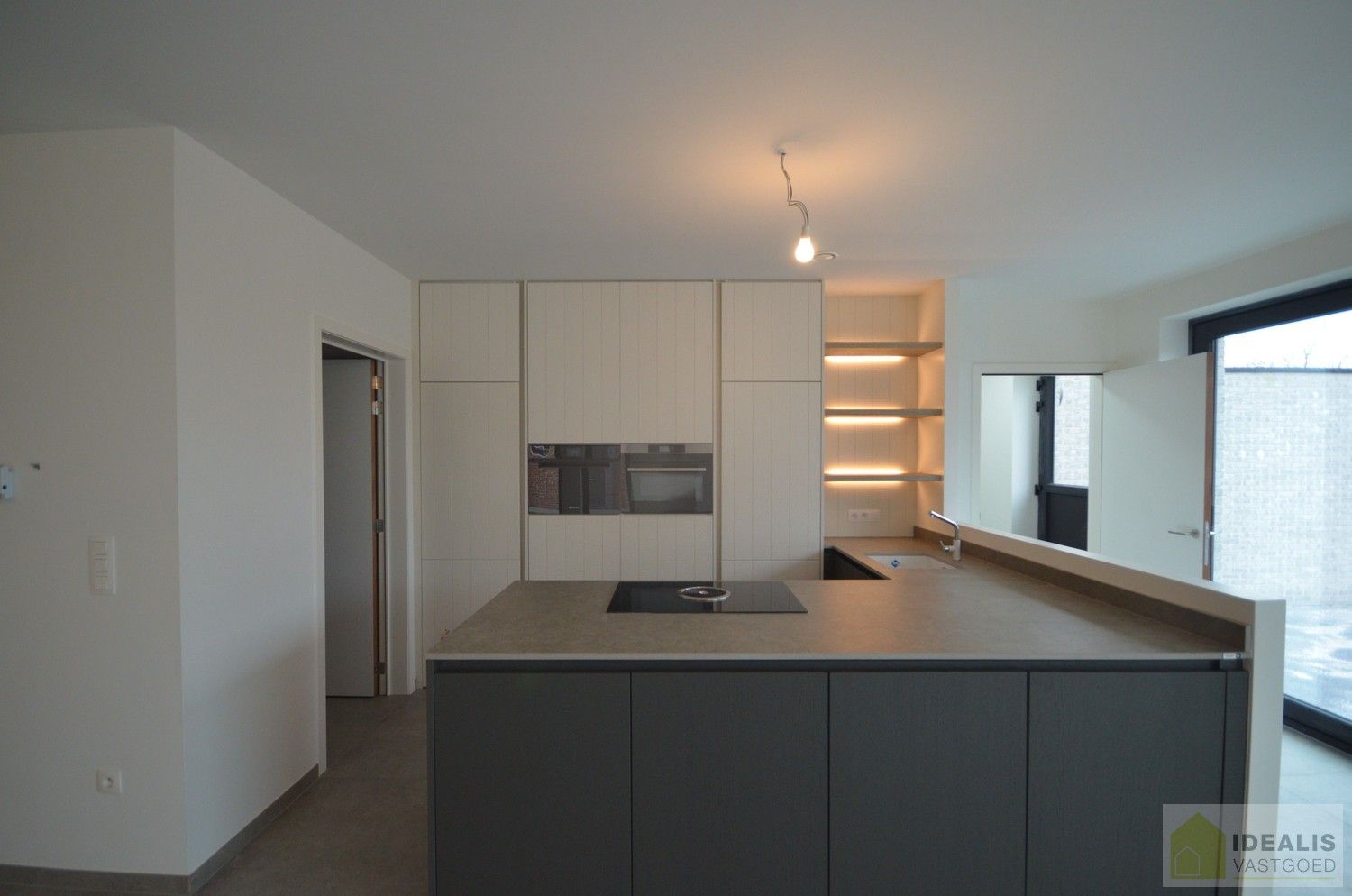 IDEALIS VASTGOED  - Uiterst ruime nieuwbouwwoning met een fijne leefruimte, 4 slaapkamers, praktische wasruimte en inbouwkasten! De woning is volledig geschilderd en dus instapklaar!! Centrale ligging t.o.v. het centrum van Overpelt, alsook vlakbij expresweg A24. foto 7