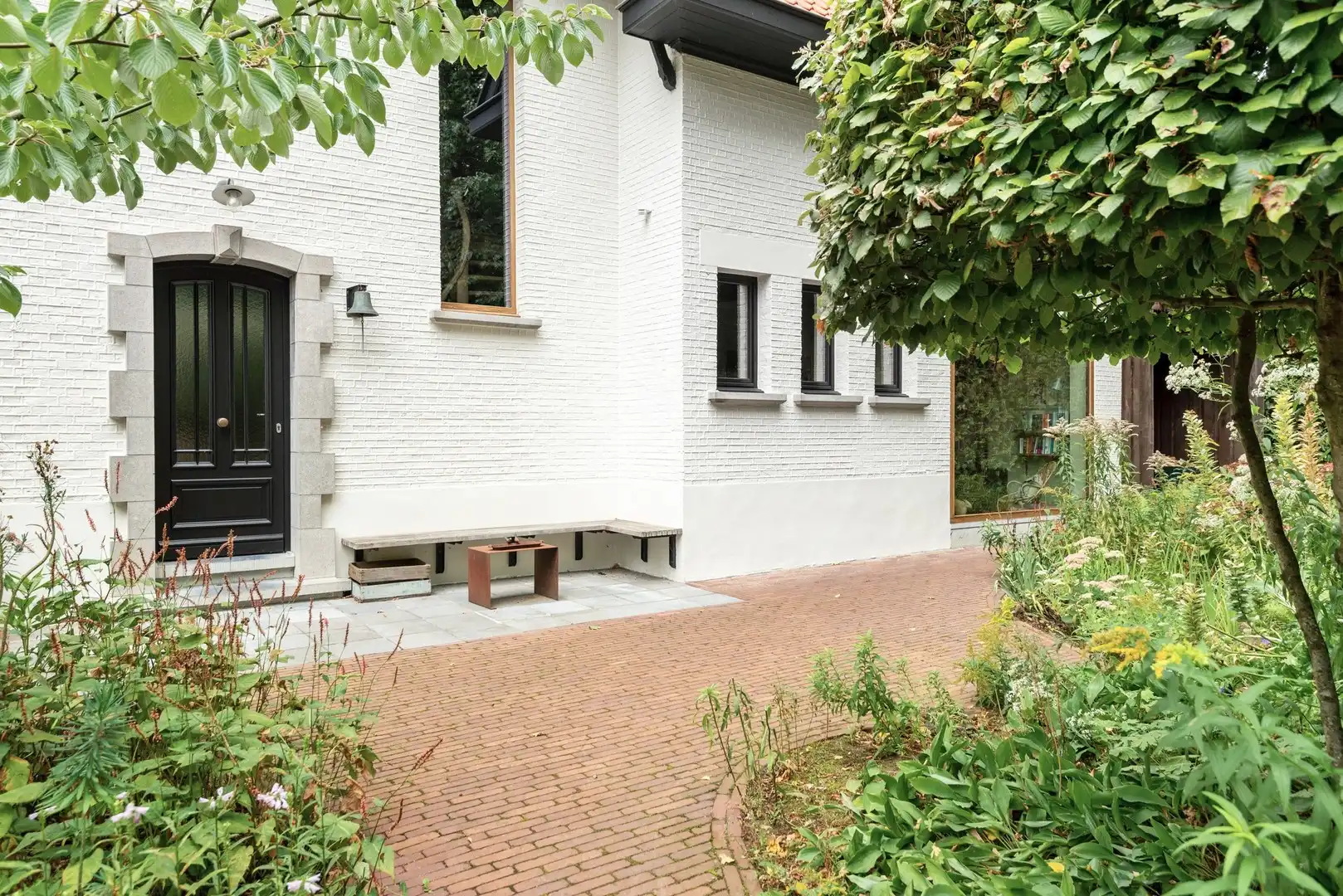 Stijlvolle, vrijstaande villa met zonnige tuin en zwemvijver foto 2