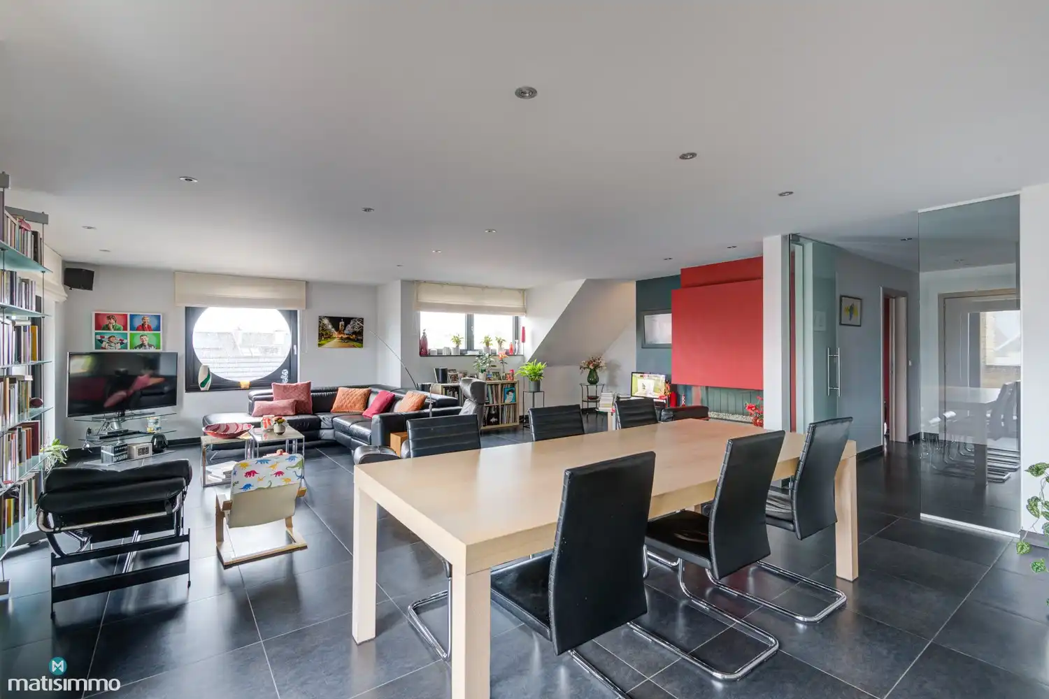 ZEER RUIM EN MODERN DUPLEXAPPARTEMENT (234M²) MET 5 SLAAPKAMERS, 2 BADKAMERS, 2 TERRASSEN, 2 KELDERS, DUBBELE GARAGE (60M²) (+ OPTIONEEL GARAGE) IN HET CENTRUM VAN LANAKEN foto 5