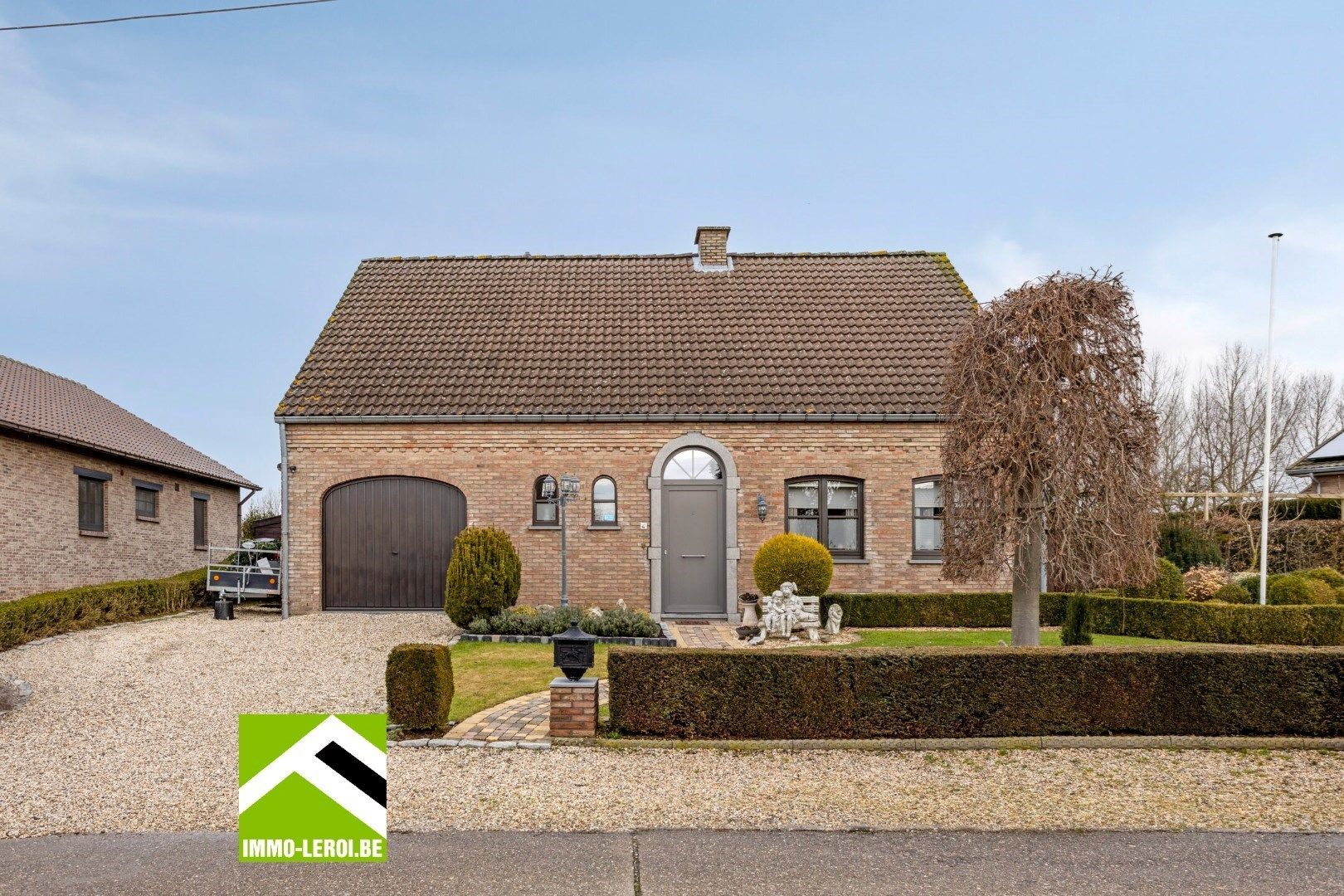 Charmante woning met veranda en mooie tuin in een rustige, landelijke omgeving foto {{pictureIndex}}
