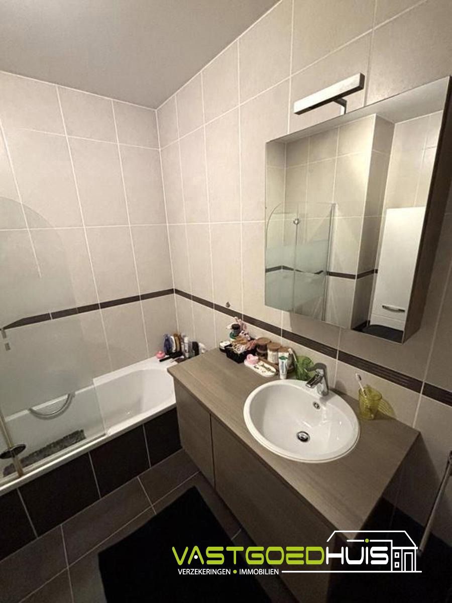 Hedendaags appartement met garage, terras en autostaanplaats foto 9