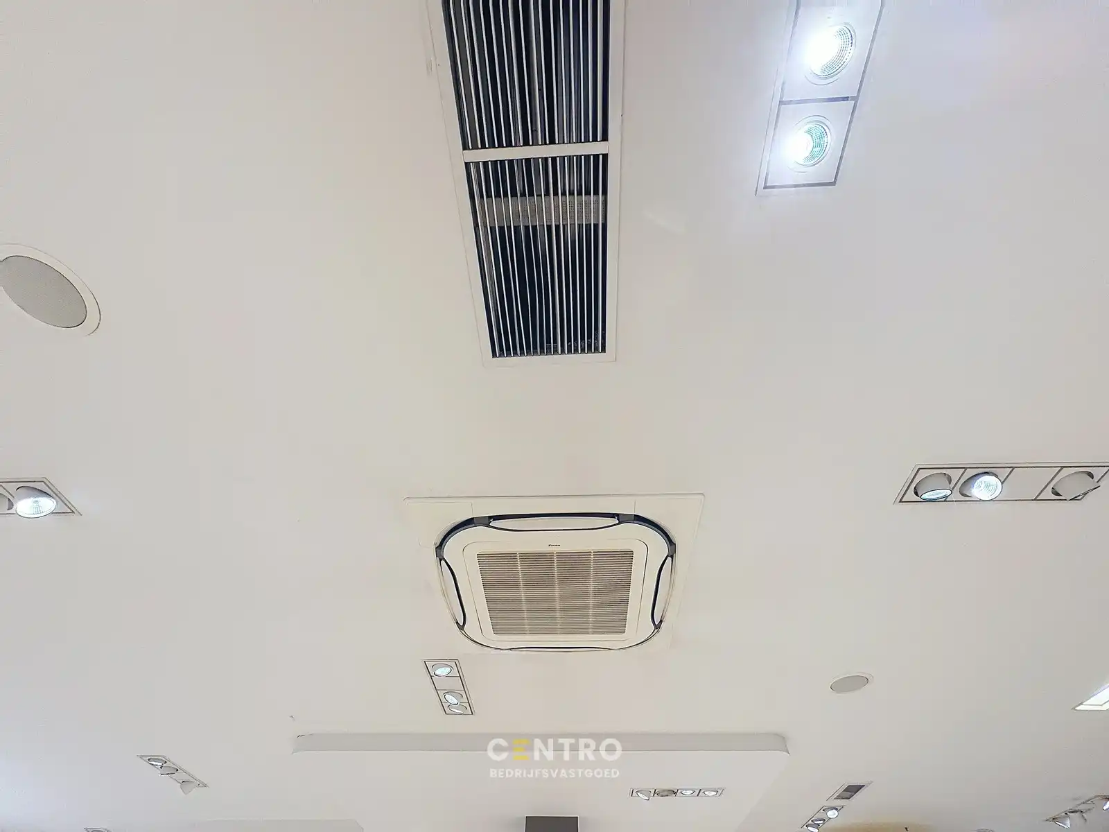 TE HUUR - Commerciële HANDELSRUIMTE (236m²) met KELDER (73m²) op topligging in het centrum van Eeklo foto 8