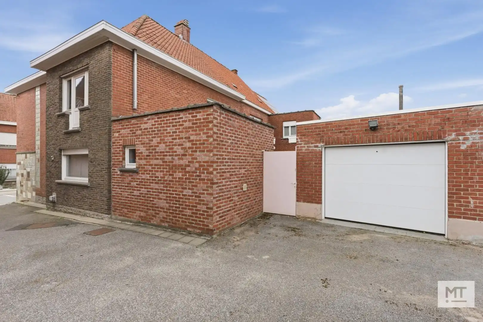 Kloeke halfopen woning met 3 slaapkamers, stadstuin en garage in centrum Meulebeke foto 3