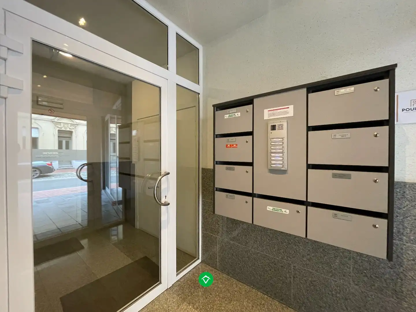 Ruim appartement (117 m²) met 2 slaapkamers, terras en garage in centrum Roeselare!  foto 2