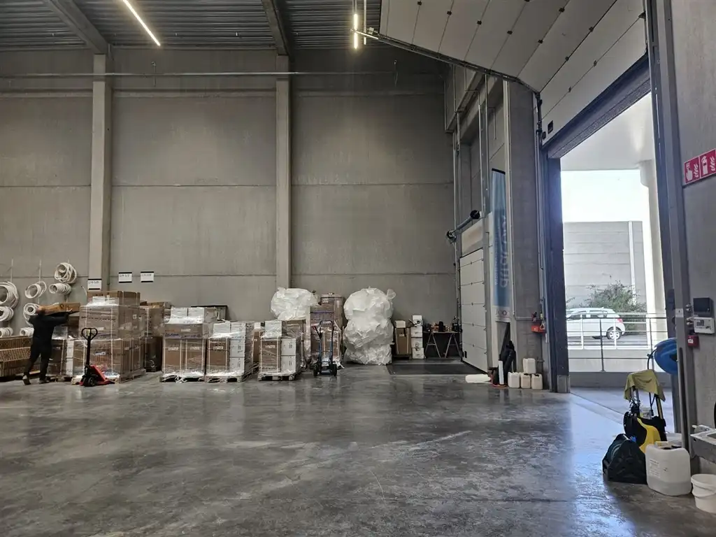 Magazijn met laad- en loskade en high end kantoren foto 5