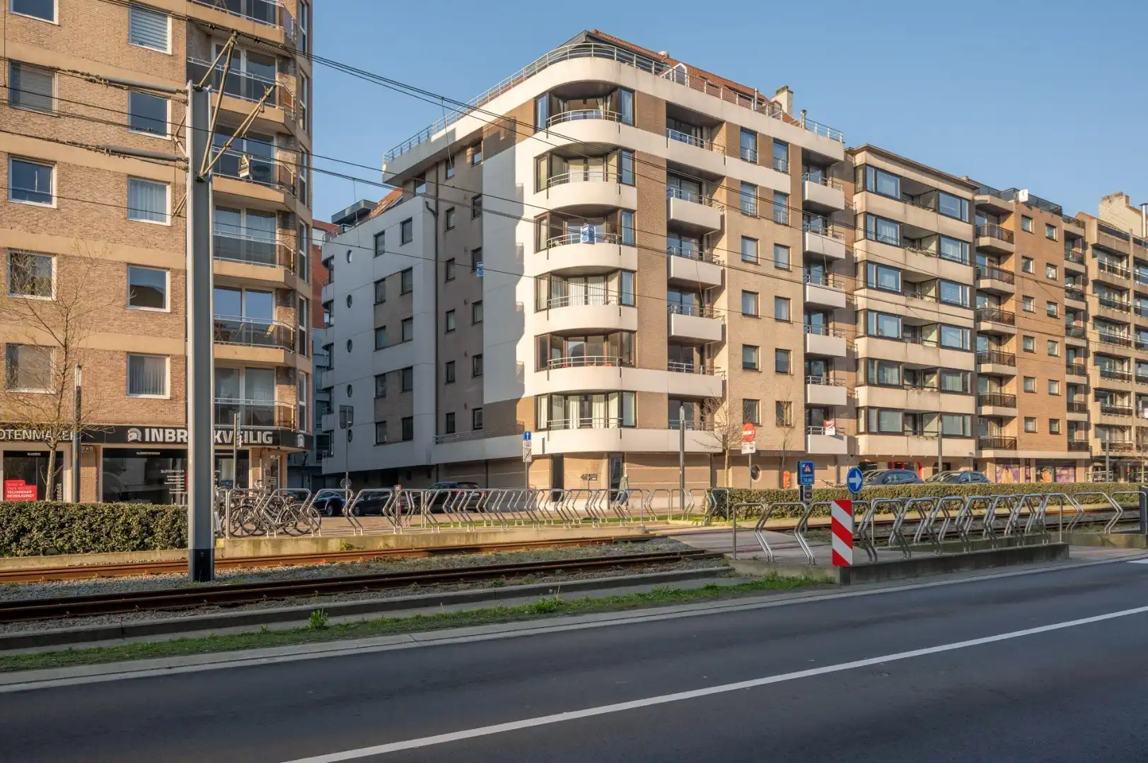 Uiterst ruim appartement met 3 slaapkamers en 2 badkamers   foto {{pictureIndex}}