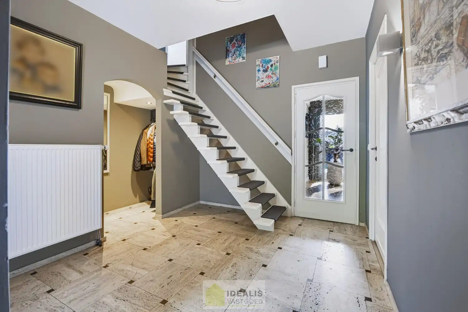 IDEALIS VASTGOED – EEN HUIS OM VERLIEFD OP TE WORDEN! DEZE PRACHTIGE INSTAPKLARE (LEVENSBESTENDIGE) VILLA MET EEN HEERLIJKE LICHTRIJKE LEEFRUIMTE VOORZIEN VAN EEN OPEN KEUKEN, 5 SLAAPKAMERS, 2 BADKAMERS, EEN PERFECT AANGELEGDE TUIN IN ALLE PRIVACY, UITGERUST MET EEN GOED VOORZIENE BUITENKEUKEN EN BIJGEBOUWEN INGERICHT VOOR WELLNESS (HOT TUB) EN BERGRUIMTE! EEN MUST VISIT VOOR ZIJ OP ZOEK NAAR MOOIE HUIZEN! foto 32