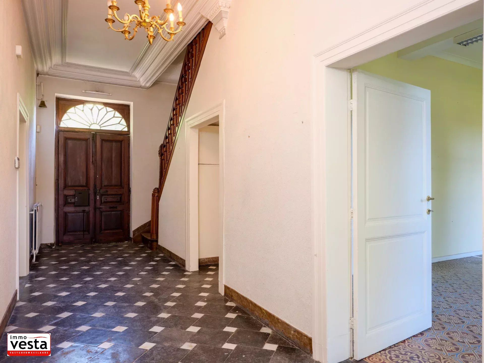 Voormalige pastorie met tal van mogelijkheden foto 6