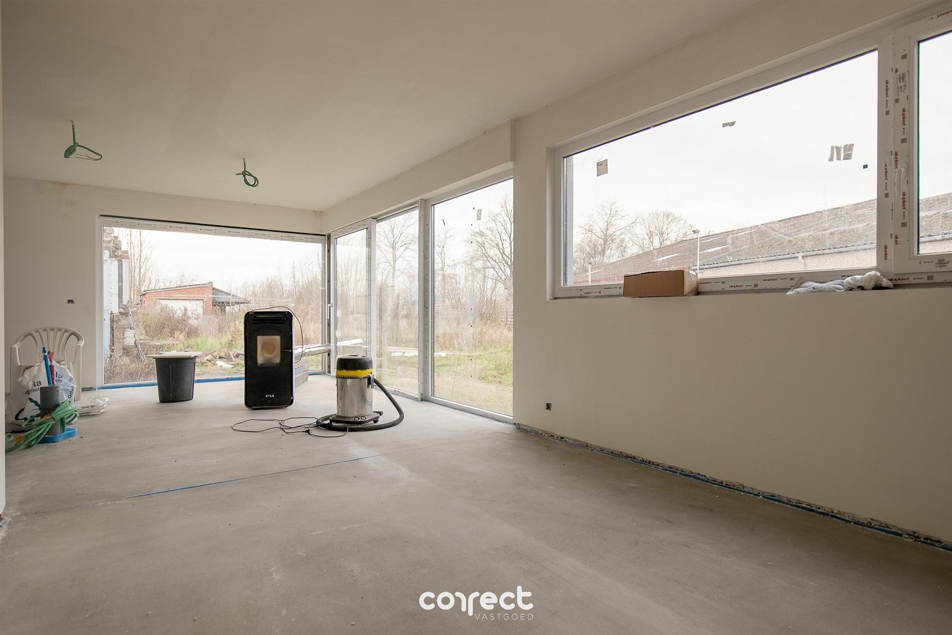 Casco woning met oprit, dubbele garage, op een groot perceel met nog zelf te bepalen afwerking. foto 2