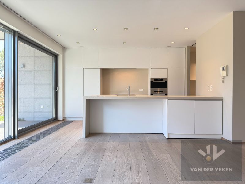 HOOGWAARDIG AFGEWERKT GELIJKVLOERS VILLA-APPARTEMENT foto 6