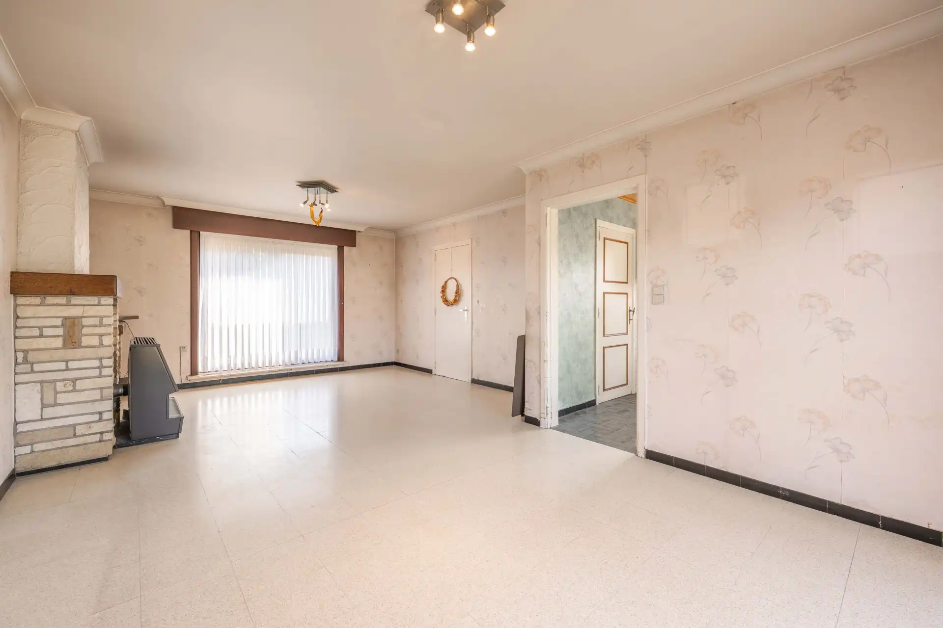 Te renoveren halfopen woning met 3 slaapkamers én zuidwestgerichte tuin met een aparte garage en aansluitende berging in een rustige tuinwijk te koop in Zulte. foto 8