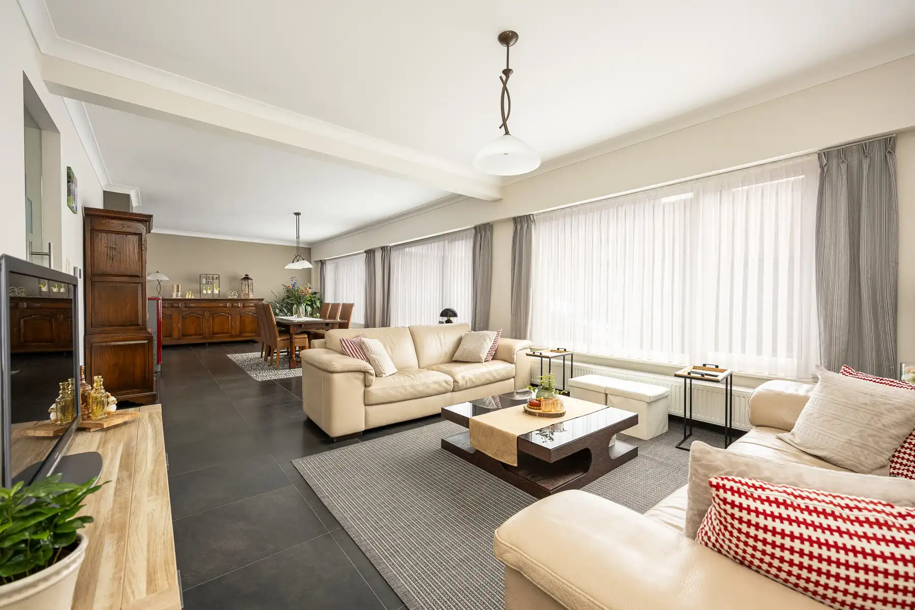 Ruime gezinswoning met 5 slaapkamers op een perceel van 638m². foto 5