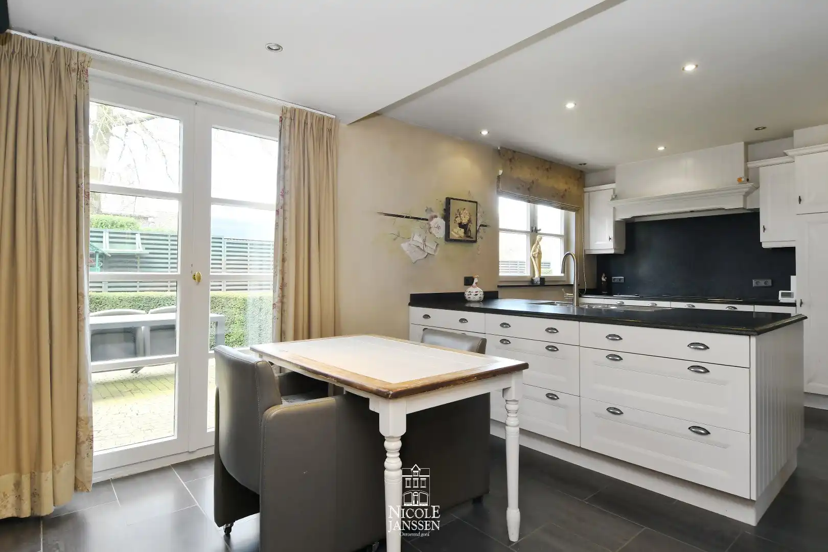 Ruime villa op een royaal perceel foto 12