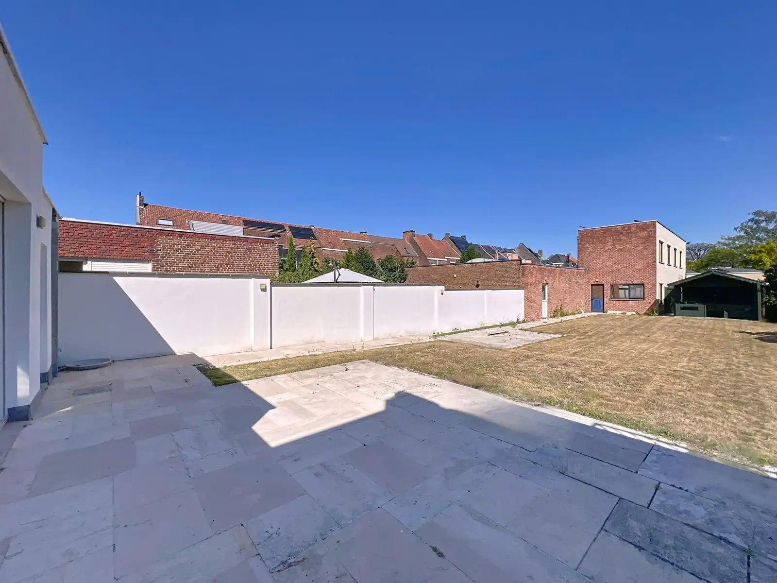 Prachtig HERENHUIS (met o.a. 5 slpk, garage en tuin), apart KANTOOR-gebouw en 630 m2 MAGAZIJNEN op zeer goede ligging te KORTRIJK ! Géén renovatieverplichting! foto 19