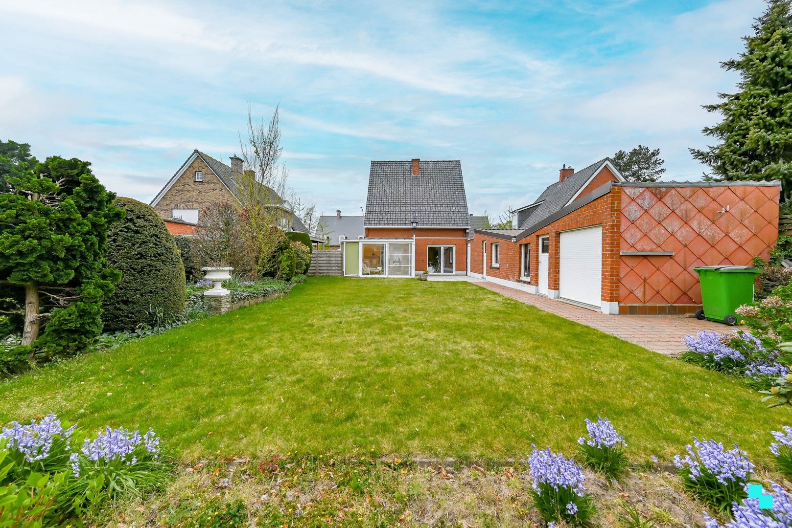 Charmante woning met prachtige tuin en drie slaapkamers te Izegem foto 32