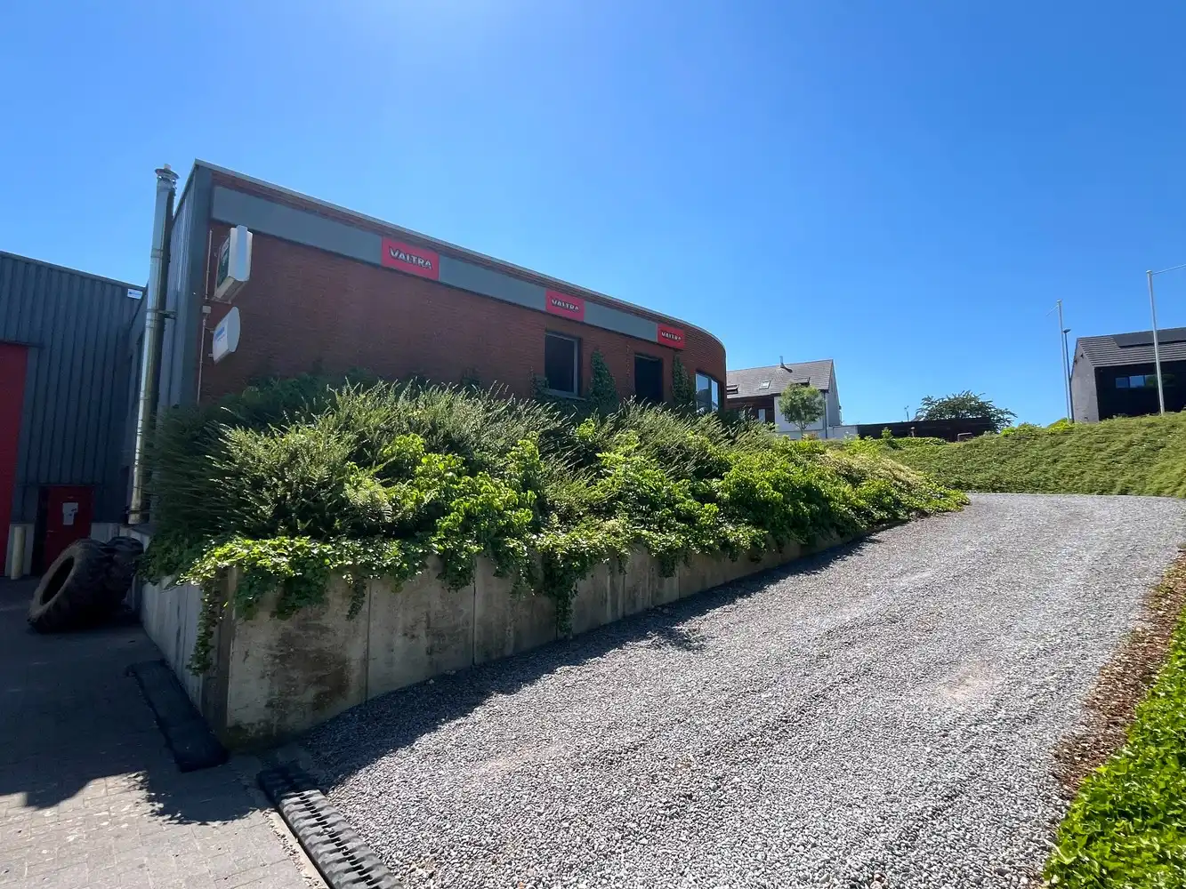 Bedrijfsgebouw met showroom foto 26